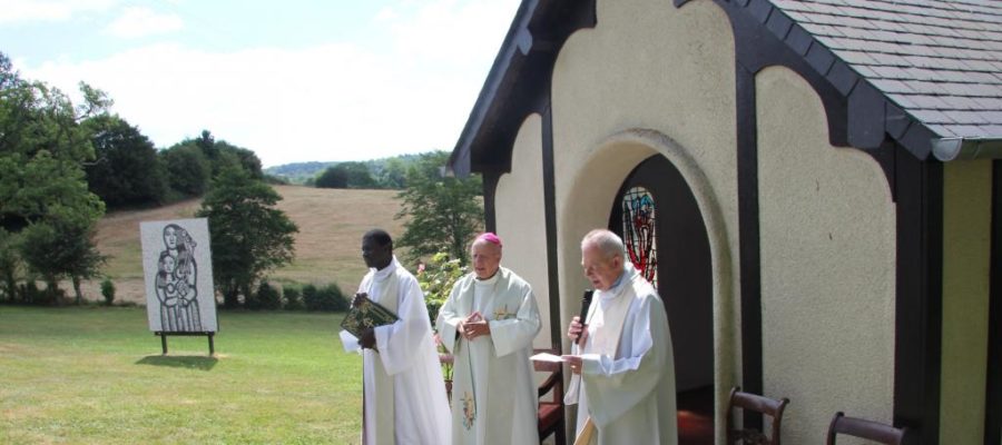 À Lisores, l’évêque bénit la chapelle de Fernand Léger