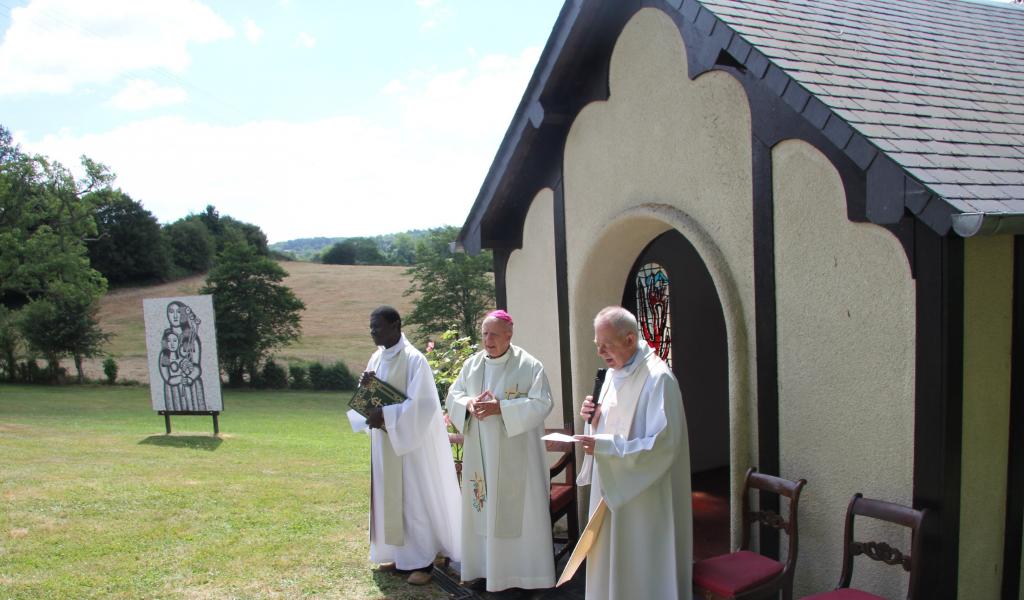À Lisores, l’évêque bénit la chapelle de Fernand Léger
