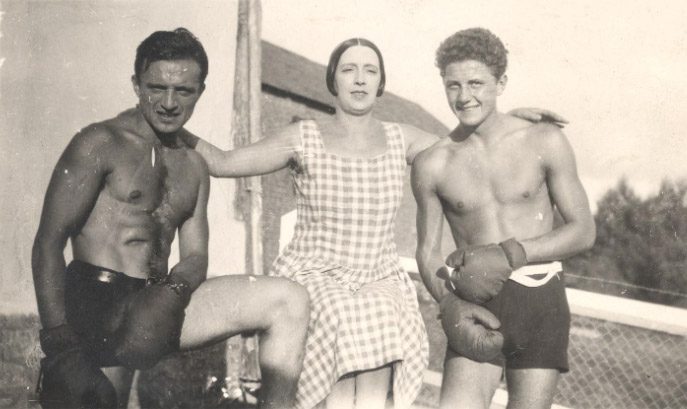 Georges Delvaque à droite avant le combat arbitré par Yvonne Gallis en 1926